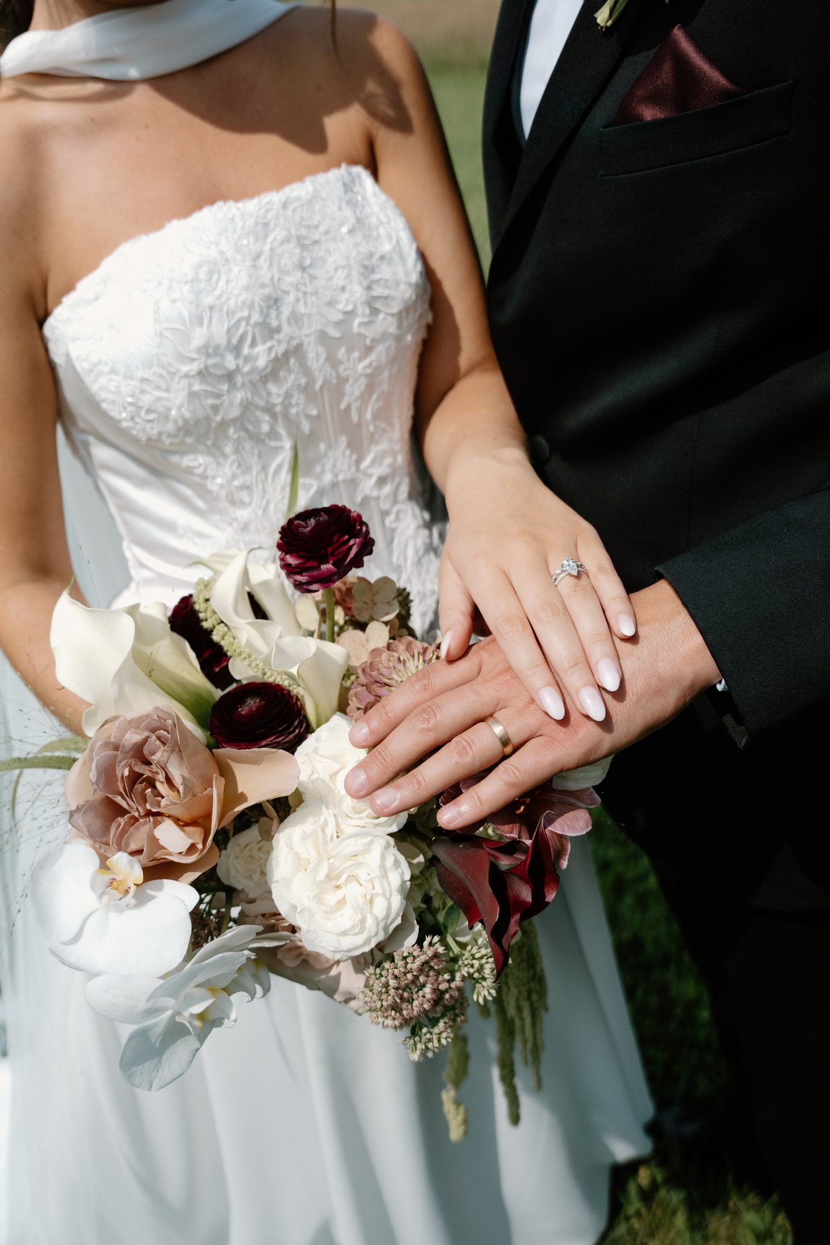 Bride and groom hands with rings and bouquet — GISS Beauty wedding