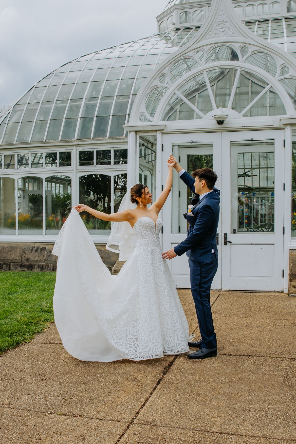 Bride and groom at the conservatory entrance — GISS Beauty wedding